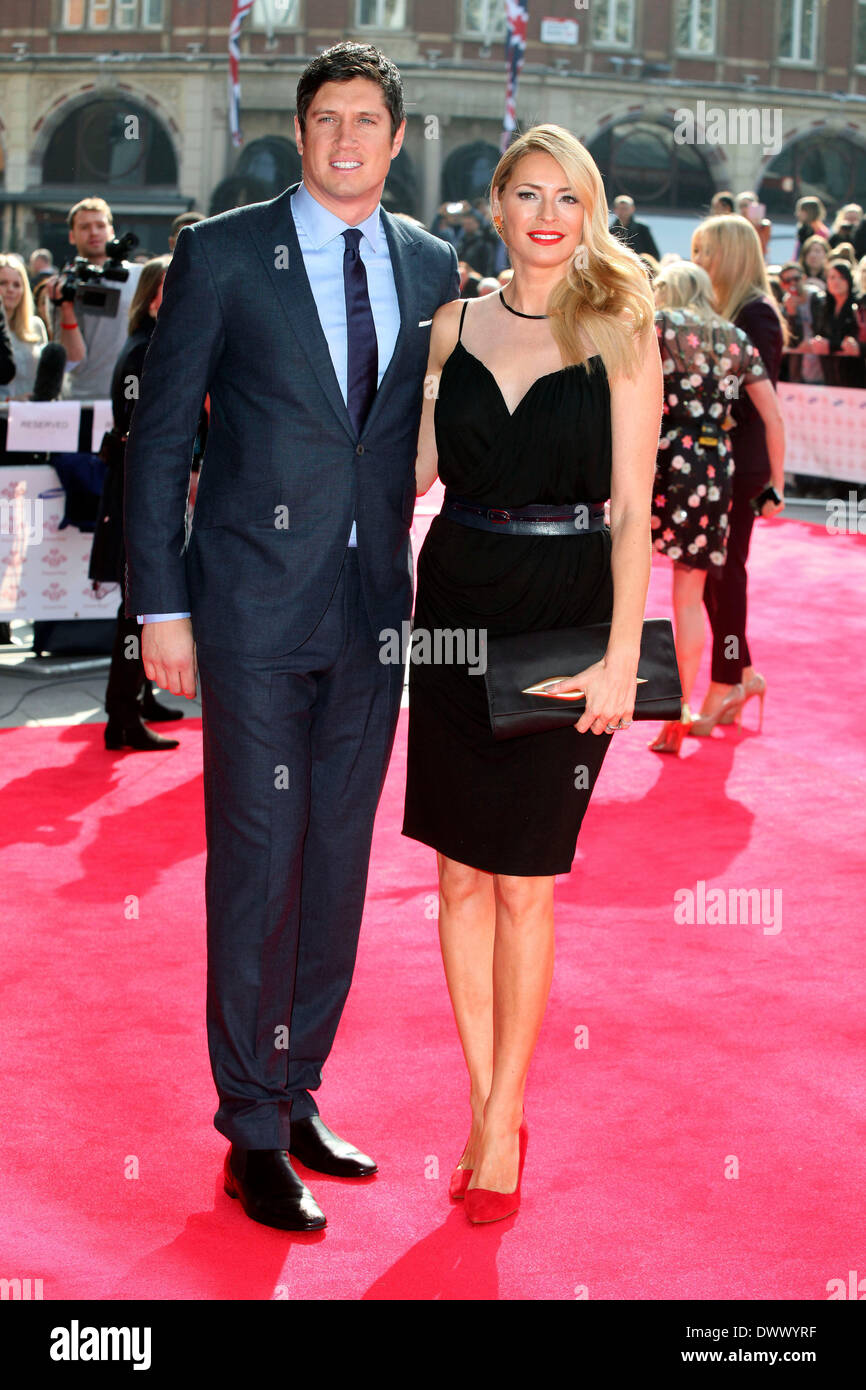 Tess Daly et Vernon Kaye arrive pour le Prince's Trust Awards 2014 à l'Odeon Leicester Square, Londres. 12/03/2014 Banque D'Images