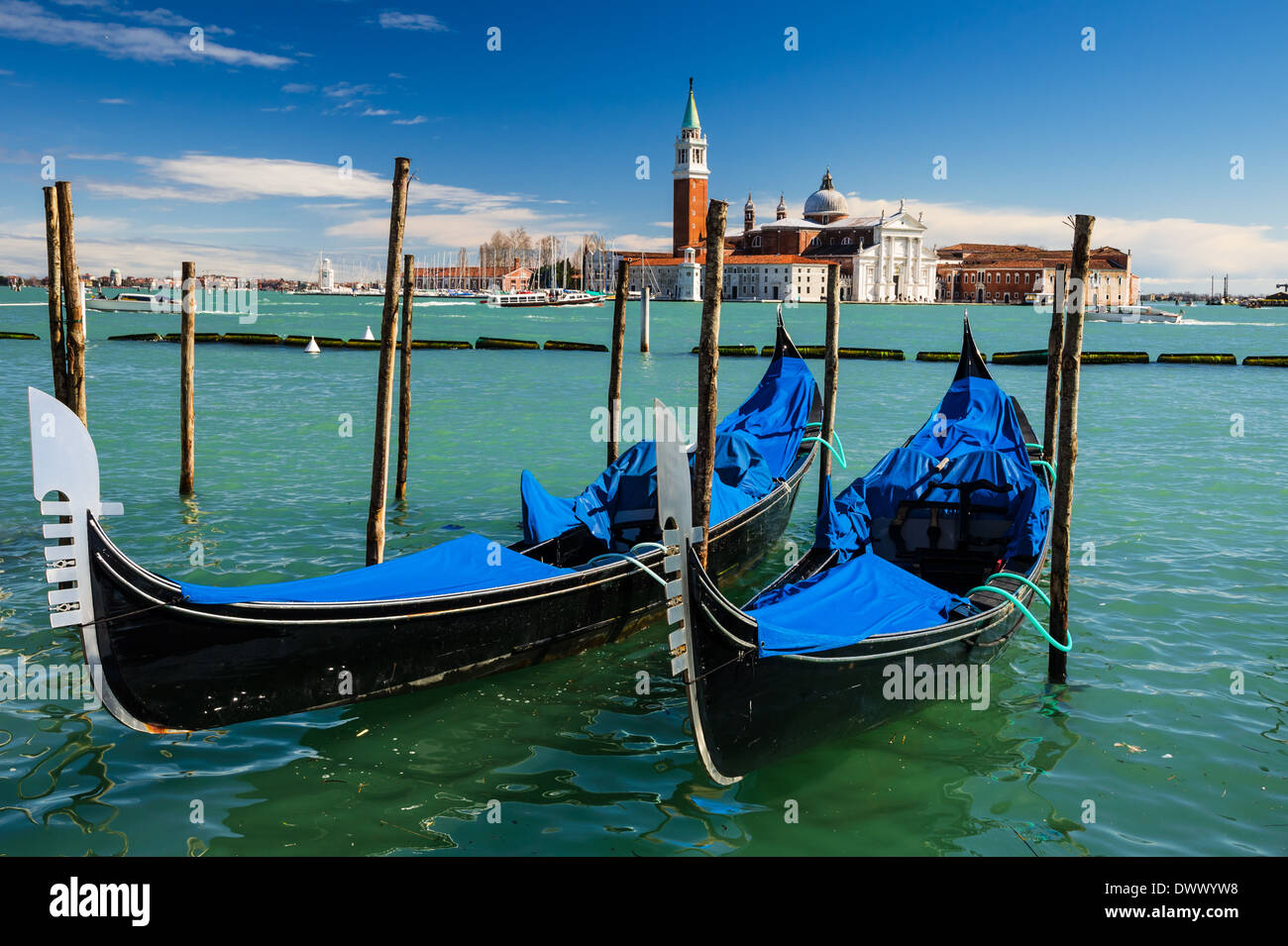 Venise, Italie. Gondoles sur le dock de la Piazza San Marco, Venise monument international de l'Italie. Banque D'Images