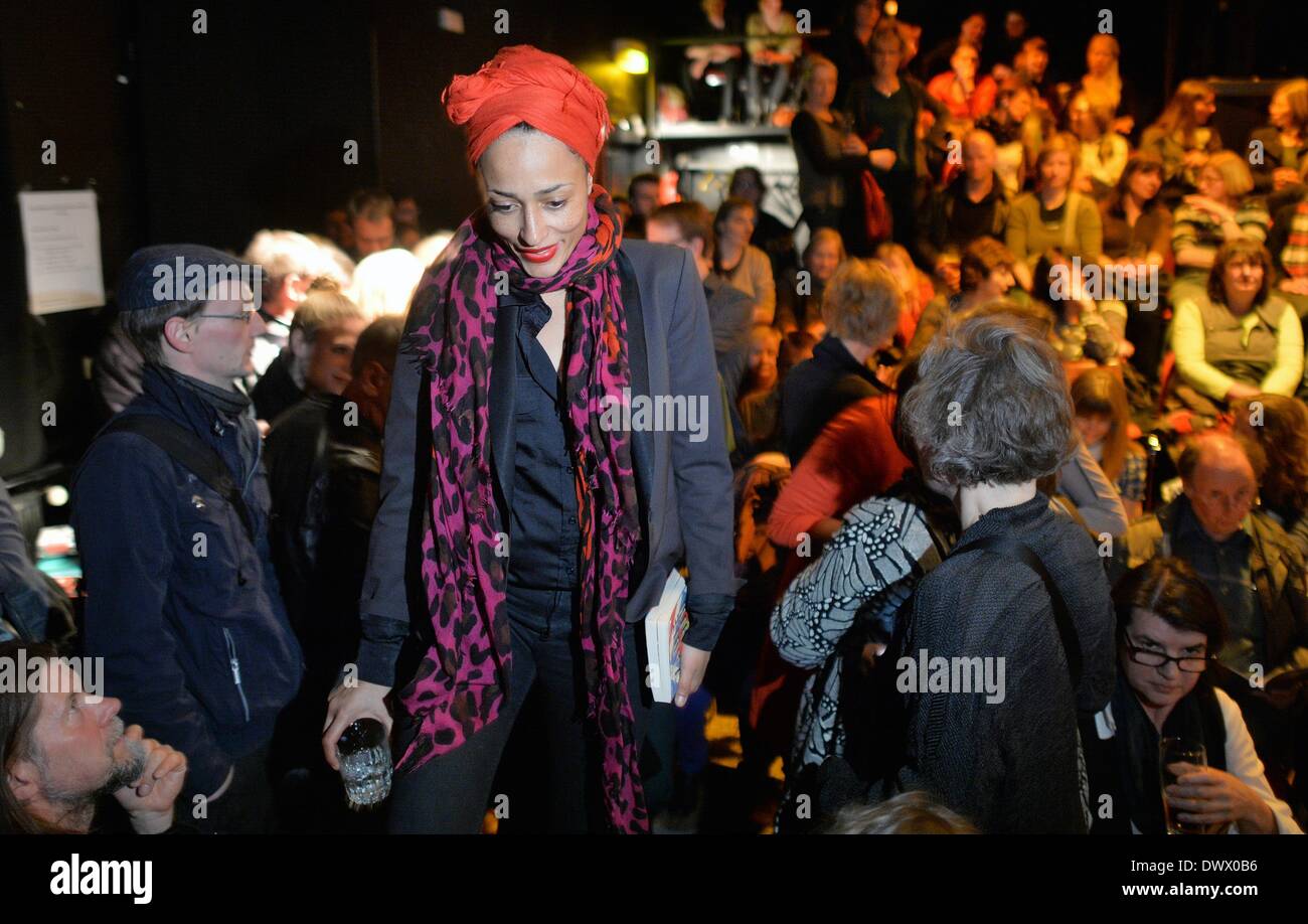 Leipzig, Allemagne. 13Th Mar, 2014. Anglais auteur Zadie Smith (C) en allant à l'étape au cours d'une manifestation organisée par l'institution culturelle "OTAN" à la Foire internationale du livre de Leipzig, Allemagne, 13 mars 2014. La foire du livre s'étend jusqu'au 16 mars. Photo : HENDRIK SCHMIDT/dpa/Alamy Live News Banque D'Images