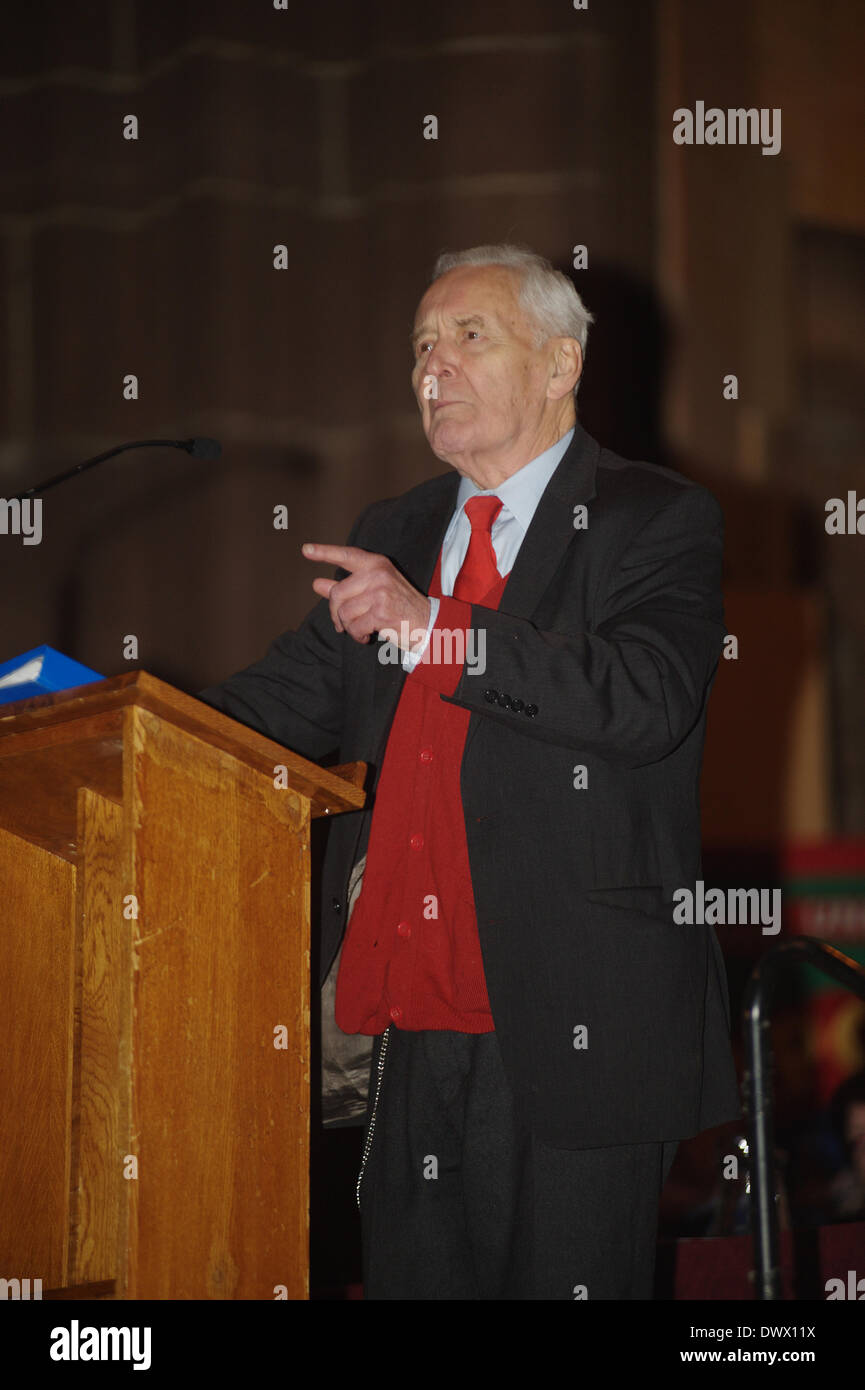 Anthony 'Tony' Neil Wedgwood Benn, PC (né le 3 avril 1925 - 14 mars 2014), anciennement 2e vicomte Stansgate, était un homme politique qui a été membre du Parlement (MP) pendant 50 ans et qu'un ministre du Cabinet en vertu de Harold Wilson et James Callaghan. S'exprimant lors de la cathédrale anglicane de Liverpool, à un rassemblement contre les coupures dans le secteur public 5 février 2011. Crédit : David Colbran/Alamy Live News Banque D'Images