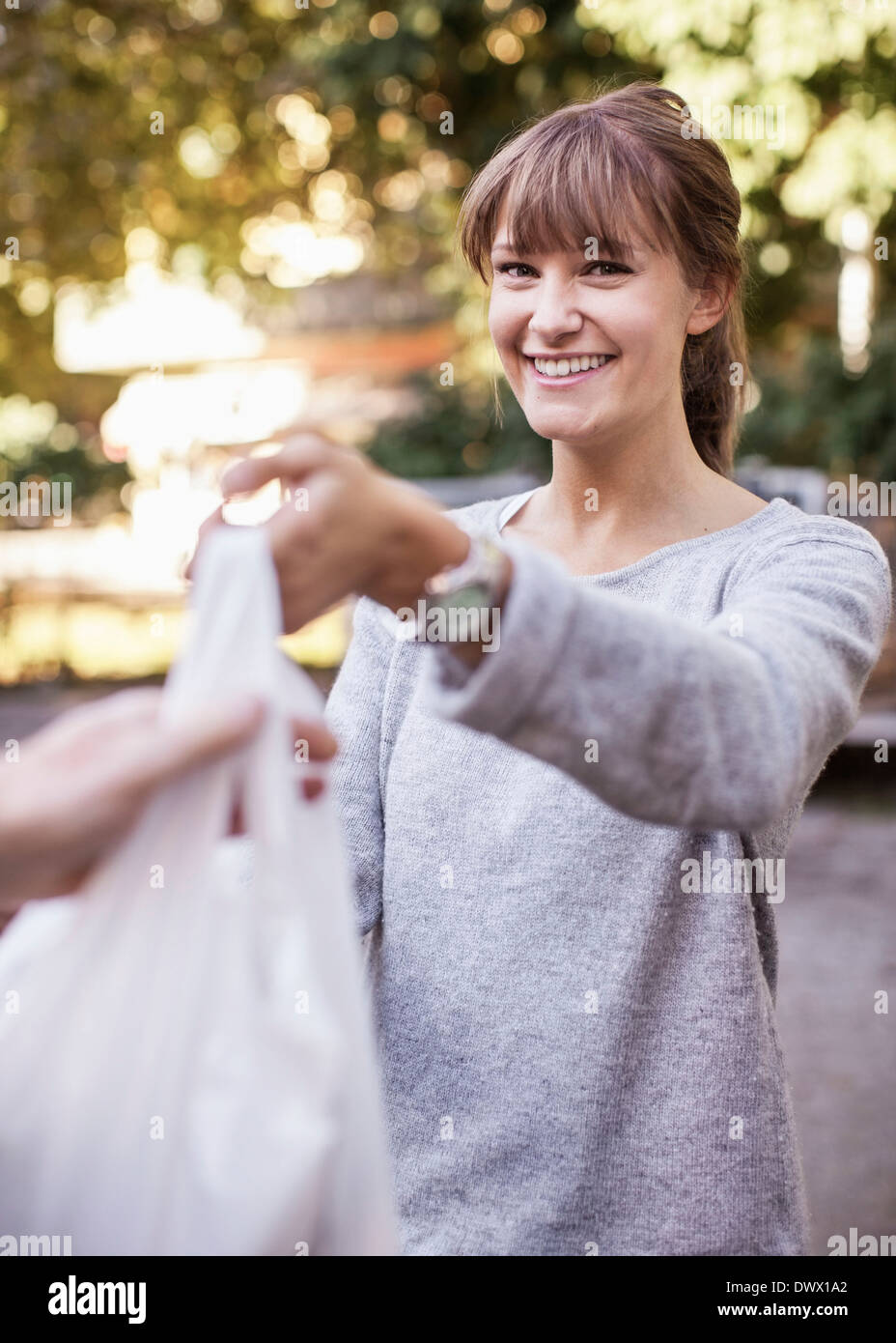 Portrait of young female vendeur vente de légumes Banque D'Images