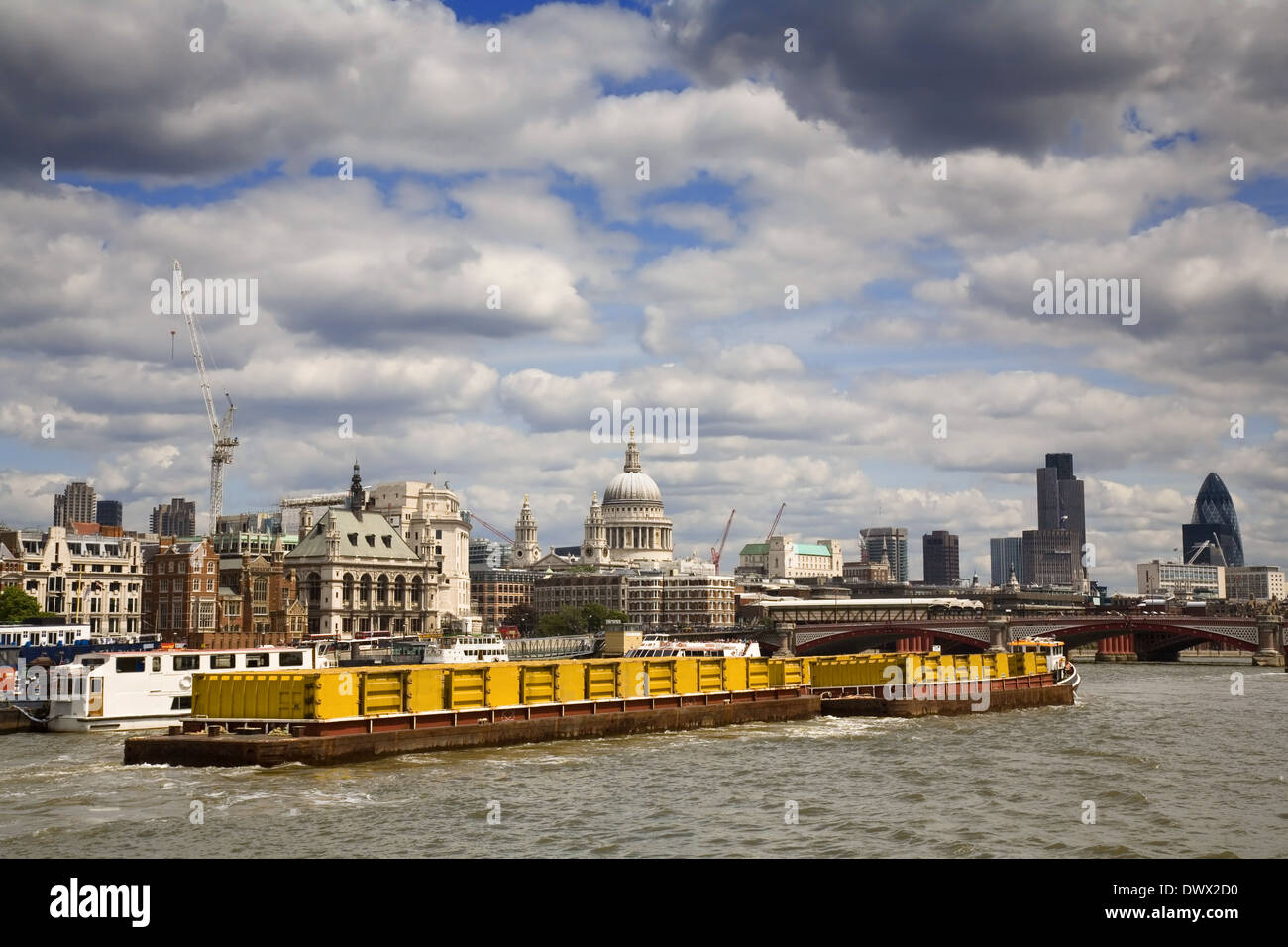 Vue d'une barge en tirant des conteneurs sur la Tamise avec le City de Londres derrière. Prises en 2006 Banque D'Images