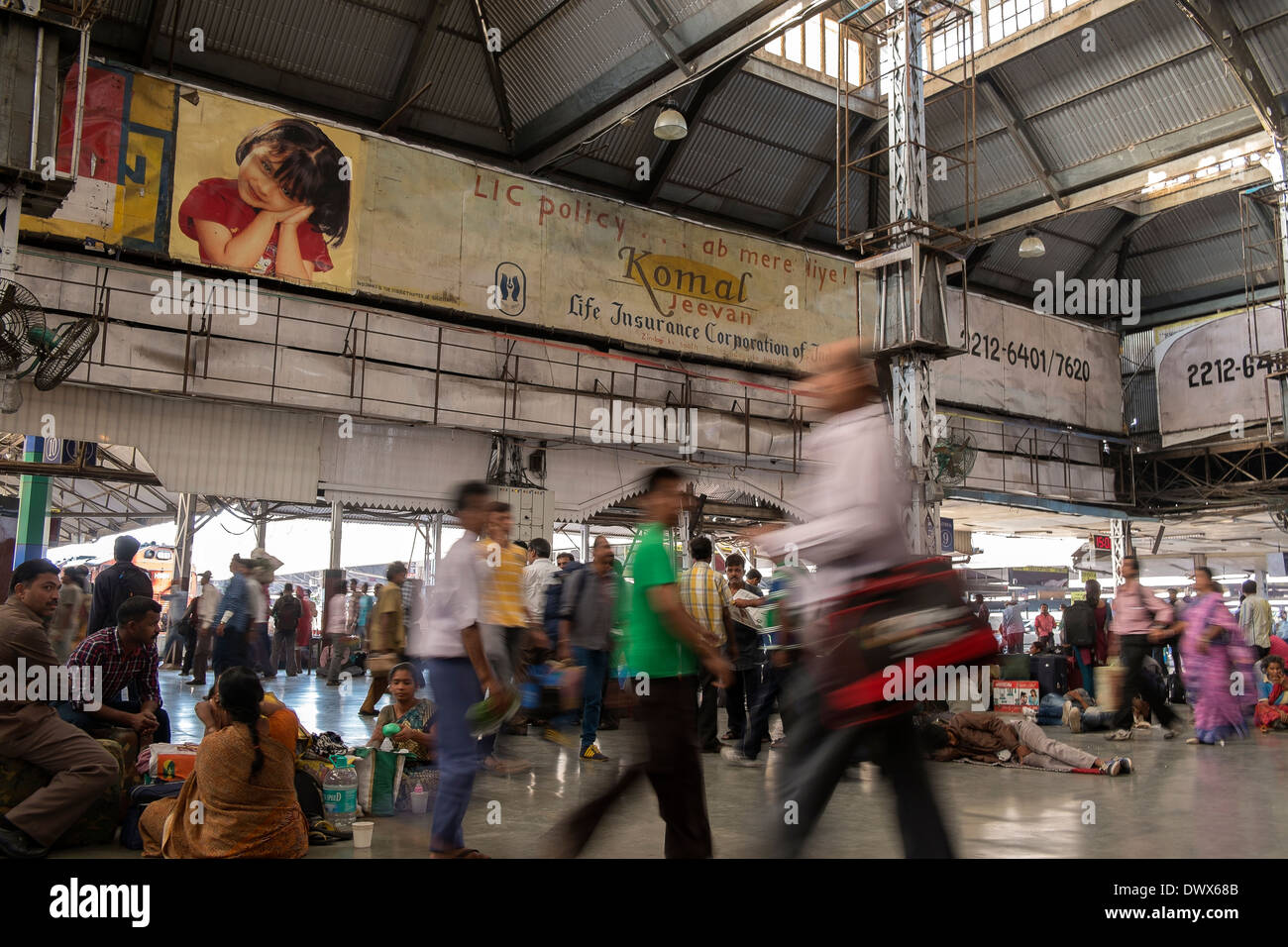 L'Inde, le Bengale occidental, Calcutta, les navetteurs à gare de Howrah Banque D'Images