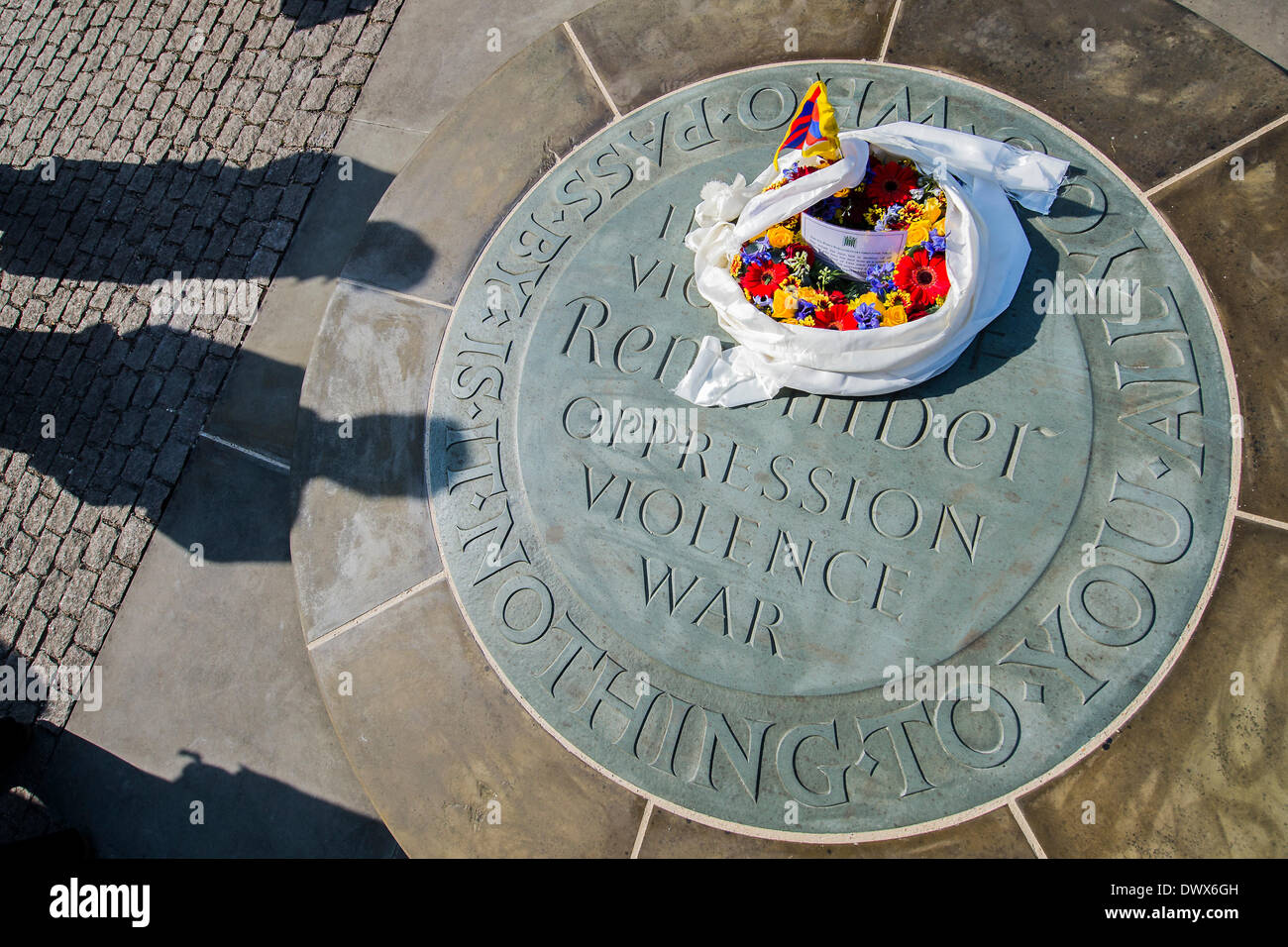 L'Abbaye de Westminster, London, UK 12 mars 2014. Une gerbe est déposée au monument commémoratif pour les victimes innocentes de la guerre et l'oppression par Simon Hughes MP, Tim Loughton MP, Kate Hoey MP, Fabian Hamilton MP, et Lord Howarth après un bref service multi-foi conduit par Canon Jane Hedges de l'abbaye de Westminster. Le parlementaire de la All Party Parliamentary Group for Tibet a assisté à la cérémonie annuelle en mémoire des Tibétains qui ont perdu la vie depuis le soulèvement de 1959. Crédit : Guy Bell/Alamy Live News Banque D'Images