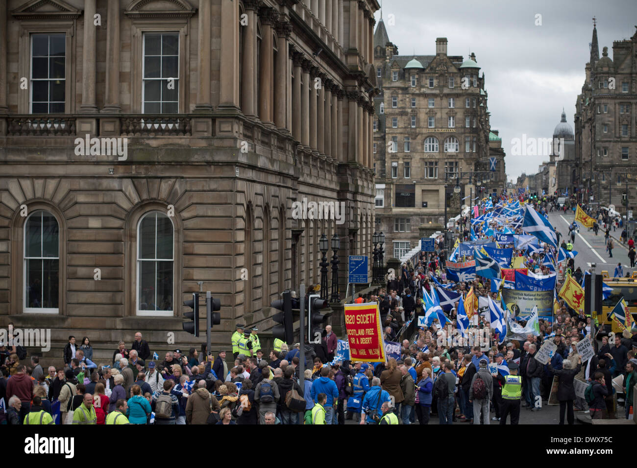 La foule marchant vers le bas du Pont du Nord à Édimbourg lors d'une pro-indépendance écossaise mars et rallye. Banque D'Images