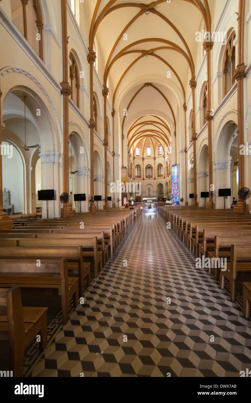 Intérieur de la Cathédrale Notre Dame Saigon Banque D'Images