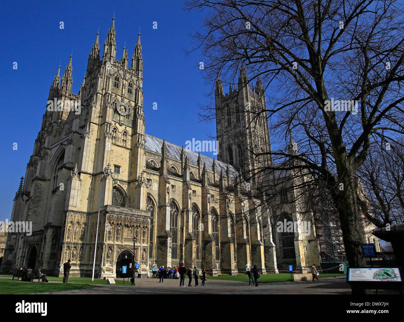 La cité médiévale classée au Patrimoine Mondial de l'UNESCO La Cathédrale de Canterbury à partir de l'entrée sud sur un beau jour de mars Banque D'Images