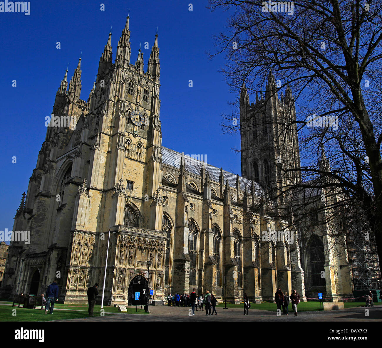 La cité médiévale classée au Patrimoine Mondial de l'UNESCO La Cathédrale de Canterbury à partir de l'entrée sud sur un beau jour de mars Banque D'Images