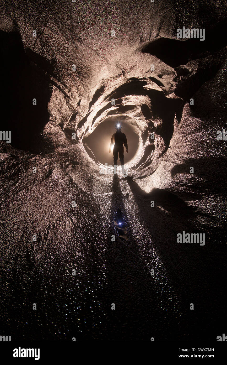 Une femme spéléologue dans Bakerloo tout droit, Dan-yr-Ogof Caves, Brecon Beacons, Nouvelle-Galles du Sud Banque D'Images