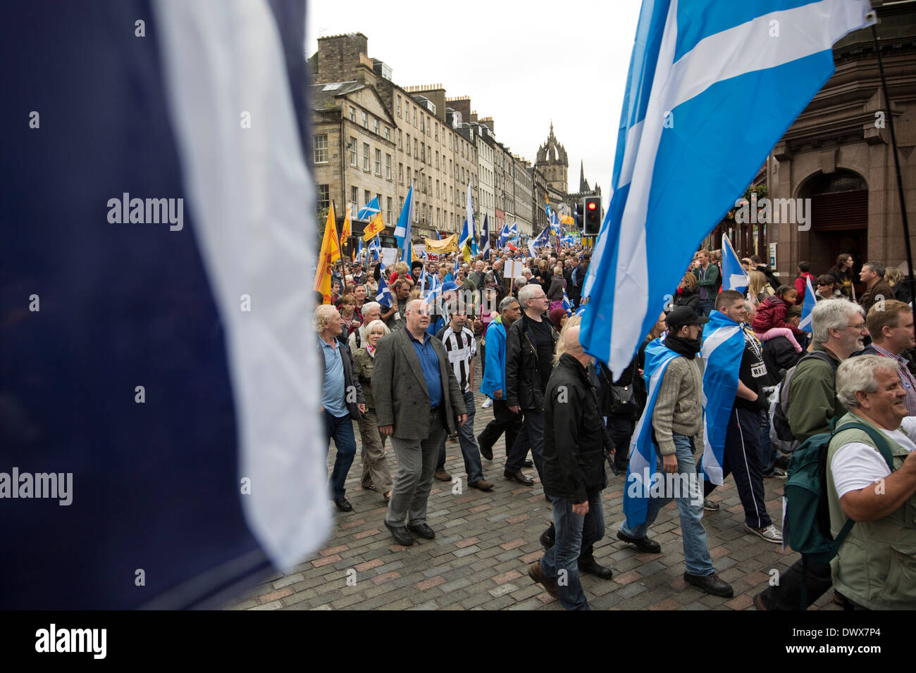 La foule marche dans les rues de Paris lors d'une pro-indépendance mars et rassemblement dans la capitale écossaise en 2013. Banque D'Images