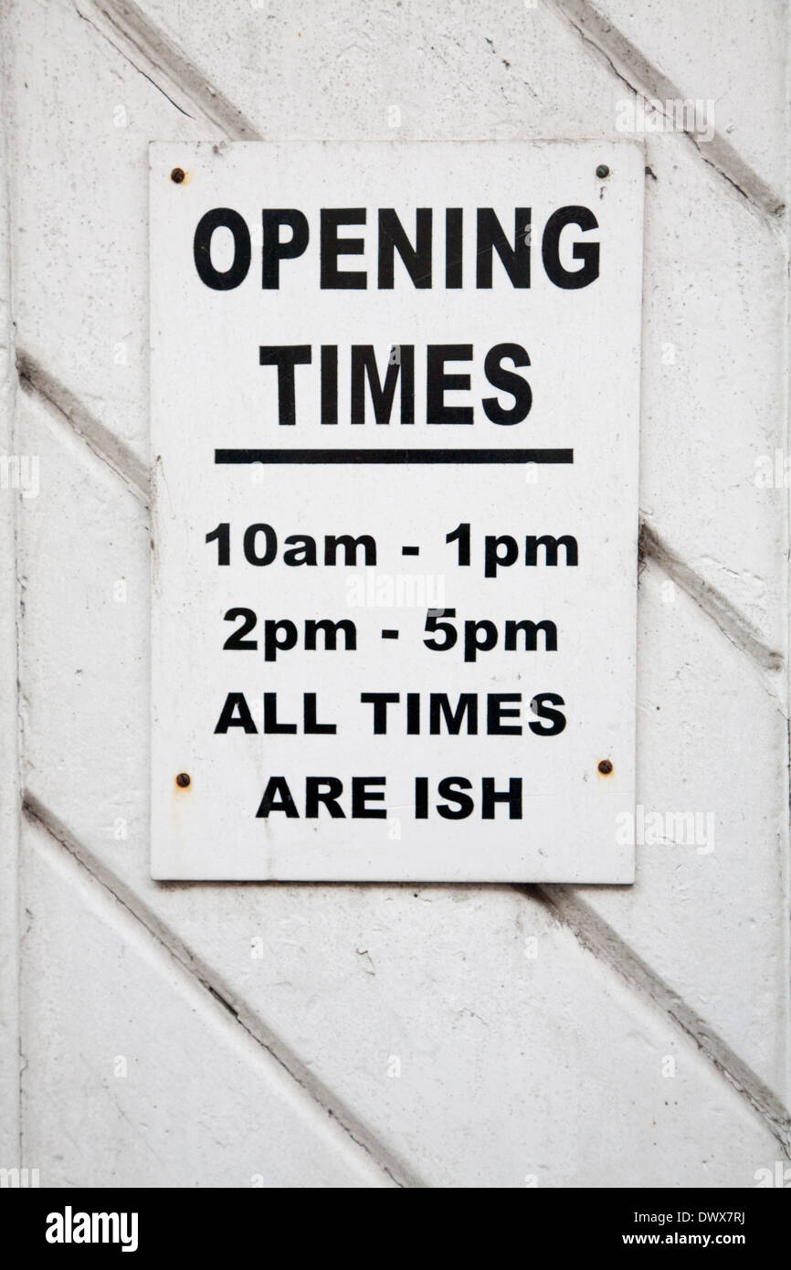 Drôle de signe pour shop heures d'ouverture, UK Banque D'Images