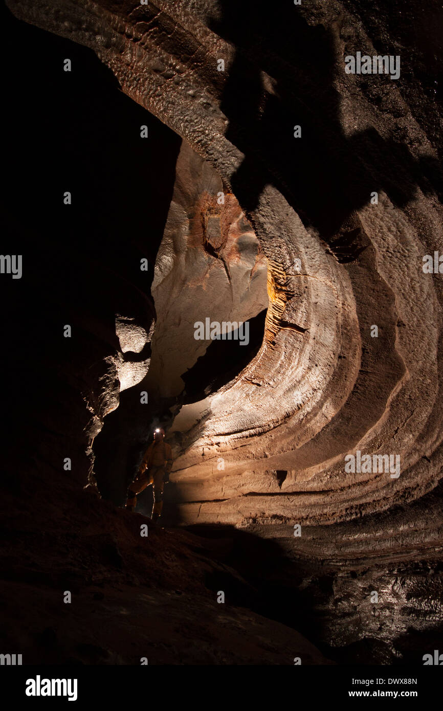 Le spéléologue dans les méandres, Dan-yr-Ogof Caves, Nouvelle-Galles du Sud, Brecon Beacons, UK Banque D'Images