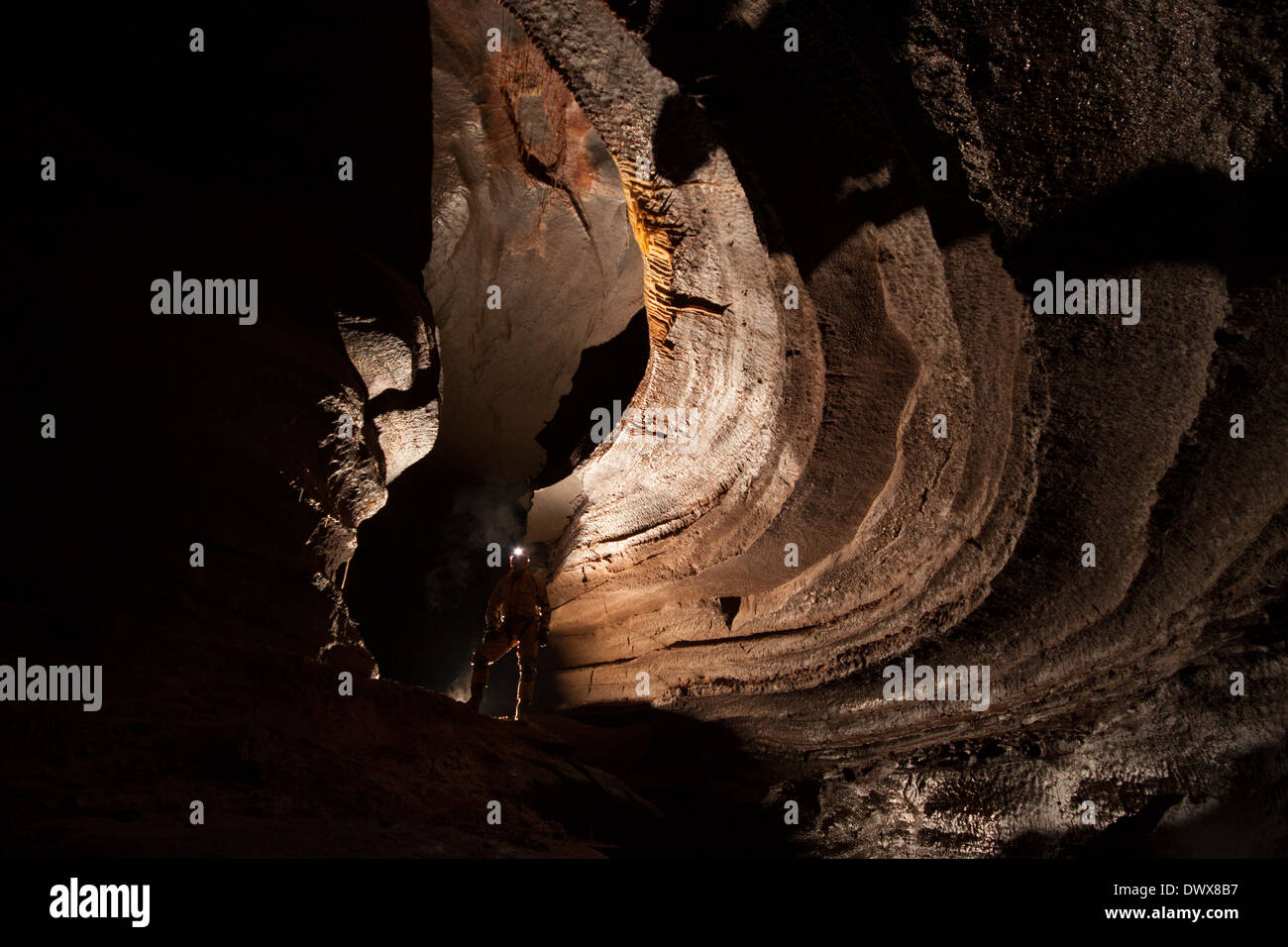 Le spéléologue dans les méandres, Dan-yr-Ogof caves, Brecon Beacons, Nouvelle-Galles du Sud Banque D'Images