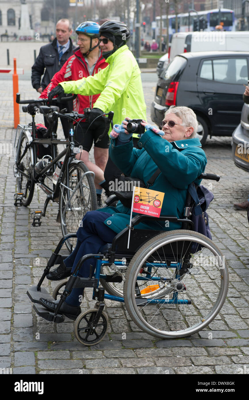 Avant le début de l'Oeil du Nord Harry & Amy's Concert Tour de Yorkshire dans l'aide du Sport Relief. Close-up de 4 fans de regarder (une femme en fauteuil roulant est de prendre une photo). Hôtel de ville de Leeds, West Yorkshire, Angleterre, Royaume-Uni. Banque D'Images