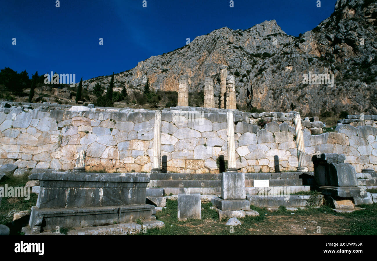 L'art grec en Grèce. Delphi. Le Stoa des Athéniens. Il a été construit c. 478-470 av. J.-C. Début de l'époque classique. Banque D'Images