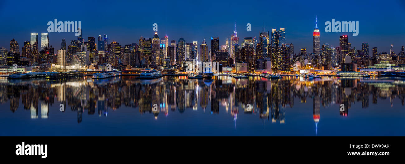 Midtown Manhattan skyline reflétée dans l'Hudson au crépuscule Banque D'Images