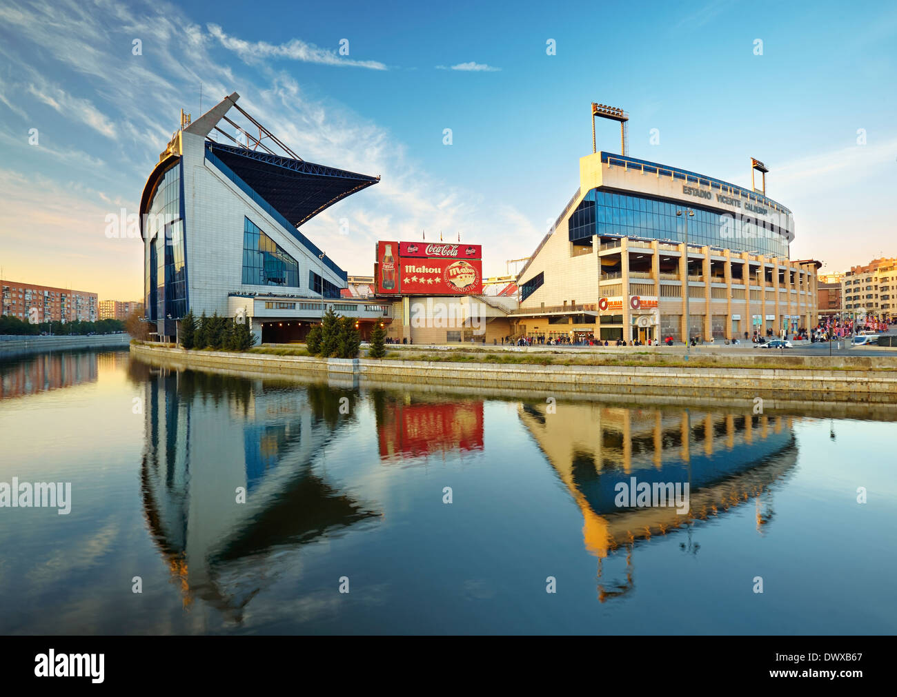 Vicente Calderón Stadium, stade de l'accueil du Club Atlético de Madrid vu de Madrid Rio Park. Madrid. L'Espagne. Banque D'Images