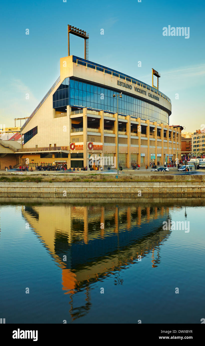 Vicente Calderón Stadium, stade de l'accueil du Club Atlético de Madrid vu de Madrid Rio Park. Madrid. L'Espagne. Banque D'Images