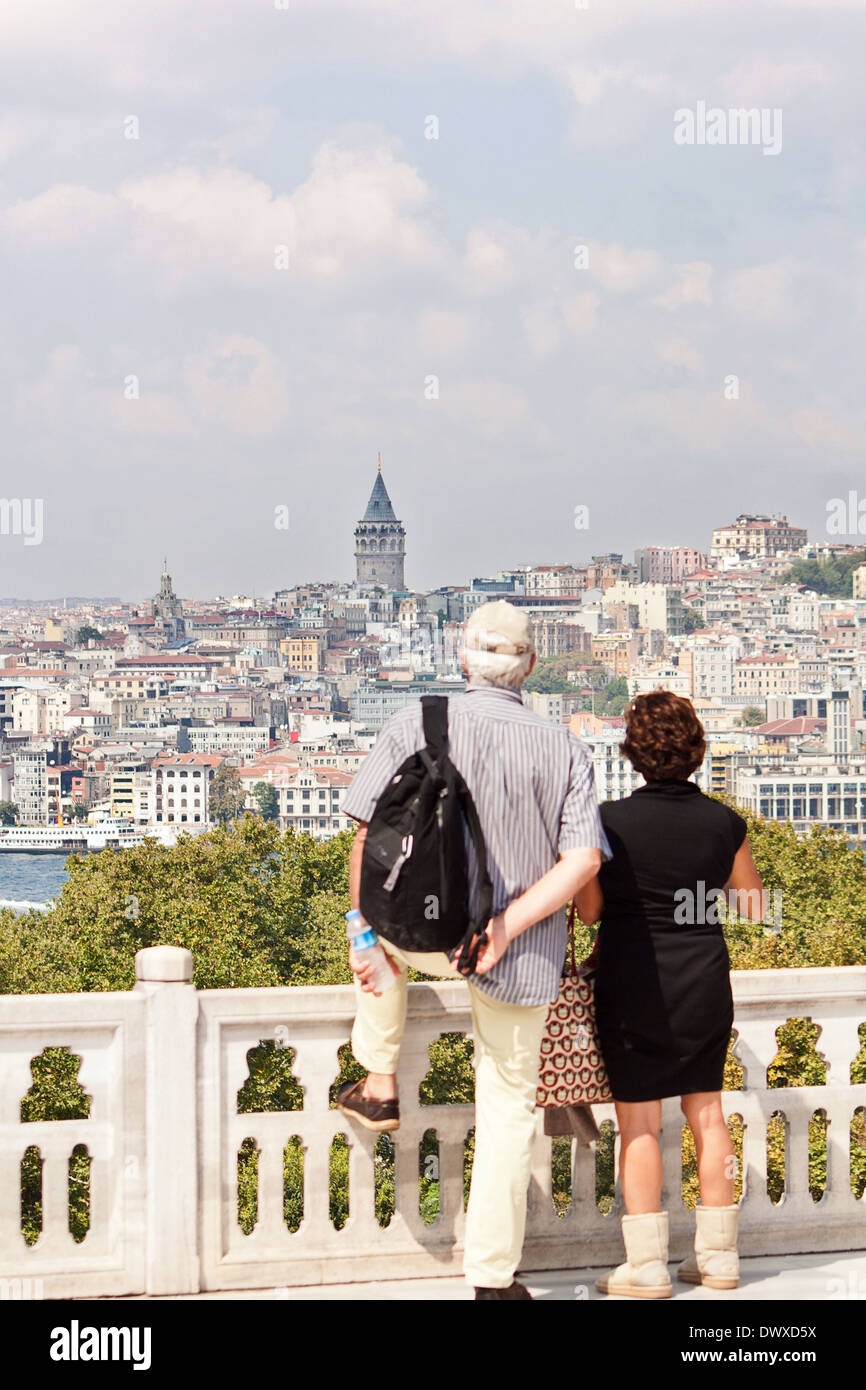 Couple de personnes âgées à la tour de Galata au palais de Topkapi Banque D'Images