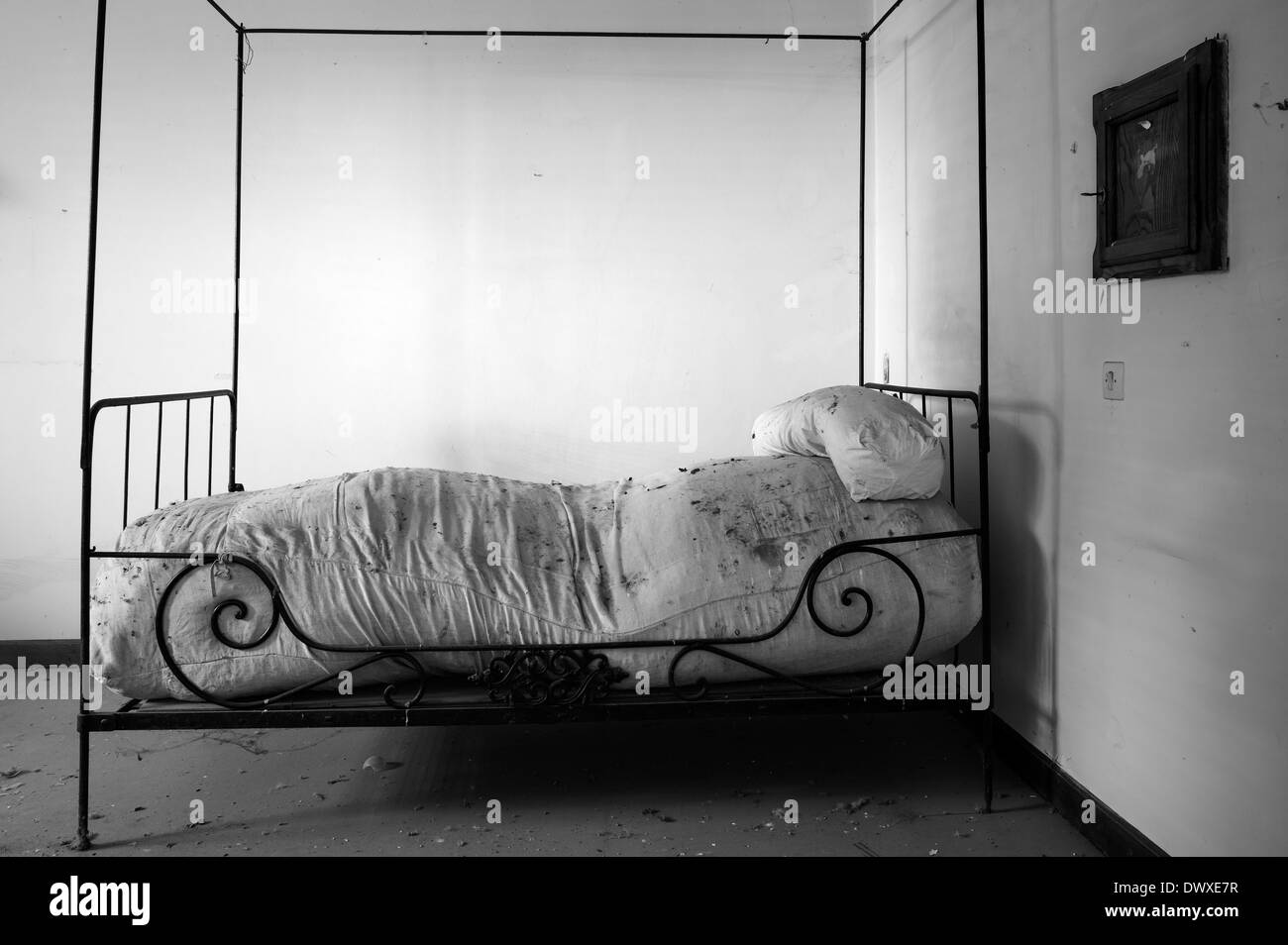 Monastère abandonné. Cellule d'une nonne isolée Banque D'Images