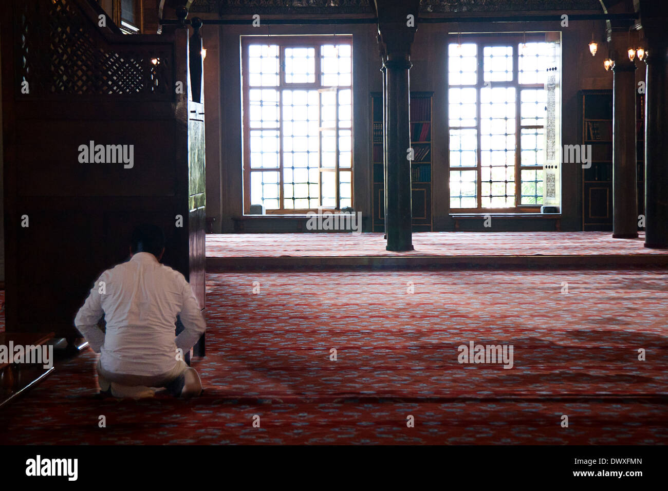 La prière musulmane dans la Mosquée de Sultanahmet, la mosquée bleue, Istanbul Banque D'Images
