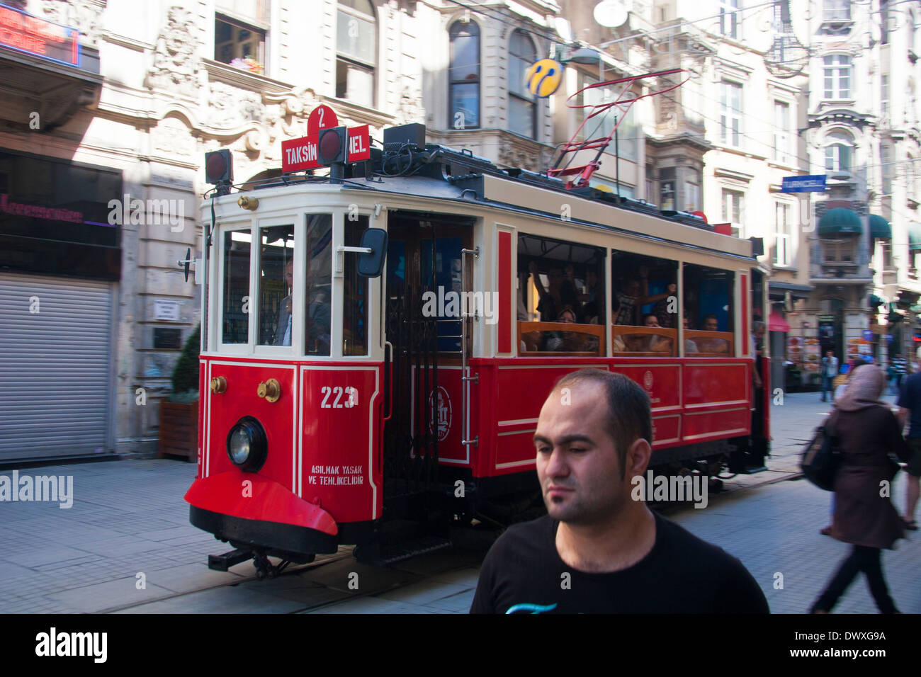 Tramway historique dans la rue Istiklal Banque D'Images