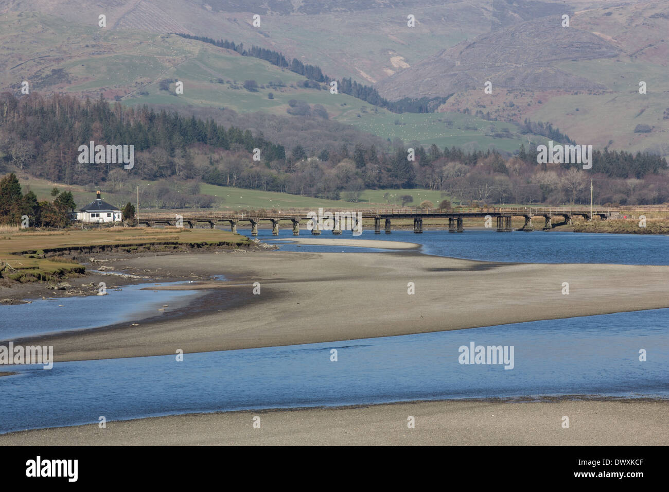 Dovey Junction et la rivière Dyfi reflétant le ciel bleu un jour de printemps Banque D'Images