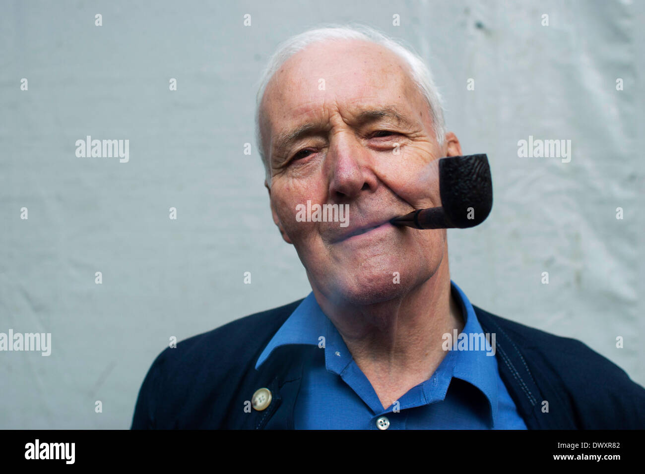 PIX FICHIER DE TONY BENN. 2006 Tony Benn fume sa pipe emblématique de Manchester. Il avait participé à la manifestation le temps d'aller s'opposer à la guerre en Irak. Ancien homme politique et président de la Coalition contre la guerre Tony Benn est décédé le 13 mars 2014 à 88. Credit : Kristian Birsfelden/Alamy Live News Banque D'Images