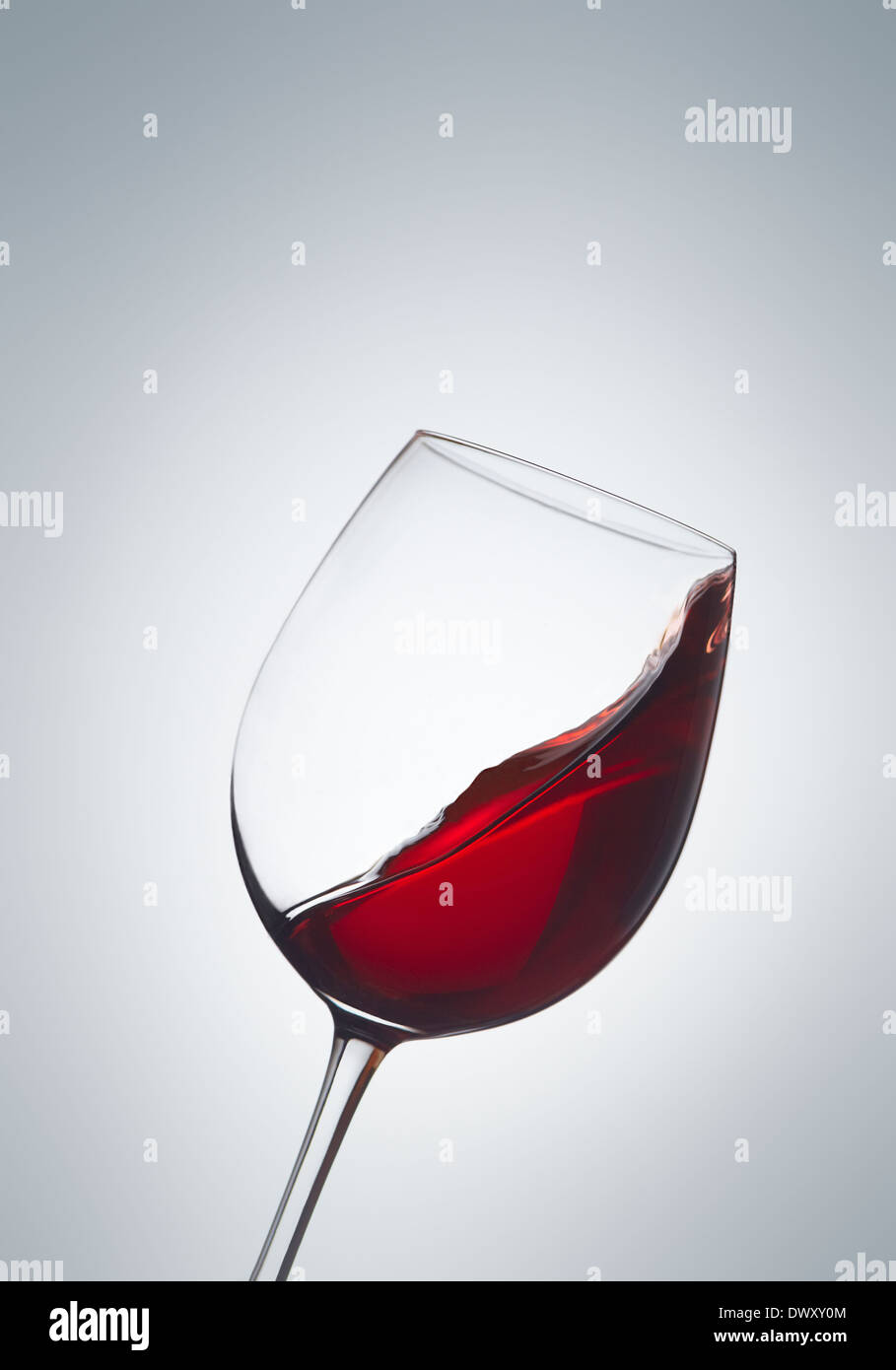 Tasse de vin rouge sur un fond gris dégradé. Banque D'Images