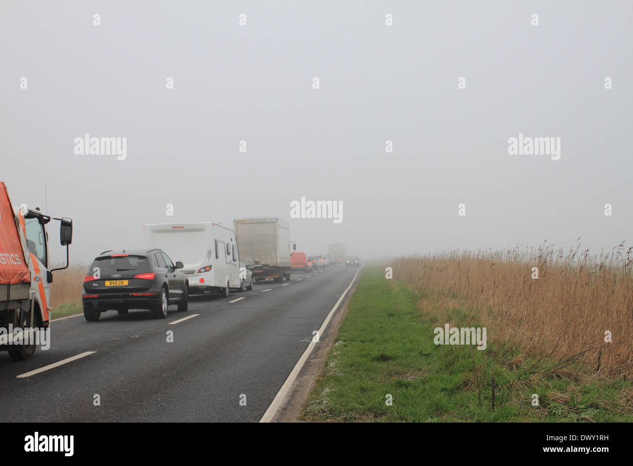 Great Yarmouth, Norfolk, Royaume-Uni. 14 mars 2014. plus d'Acle stright pour 8 kilomètres de Vauxhall Holiday Park à acle rond-point, ralentir la circulation et retard vendredi matin. Banque D'Images