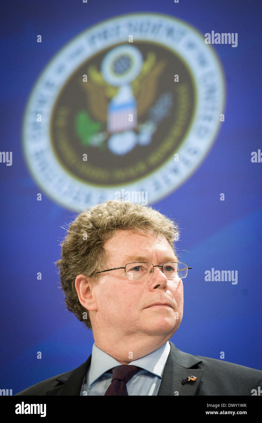 Bruxelles, Belgique. 14 mars 2014. Le négociateur en chef américain Dan Mullaney parle au cours de conférence de presse après la quatrième série de négociations commerciales UE-États-Unis, au siège de la Commission européenne à Bruxelles, Belgique Le 14.03.2014 l'Union européenne et les États-Unis doivent commencer leur quatrième ronde de négociations de libre-échange pour le partenariat transatlantique de commerce et d'investissement (TTIP), après des allégations d'espionnage américains menacés la rupture de confiance entre les alliés traditionnels. Par Wiktor Dabkowski : dpa Crédit photo alliance/Alamy Live News Banque D'Images