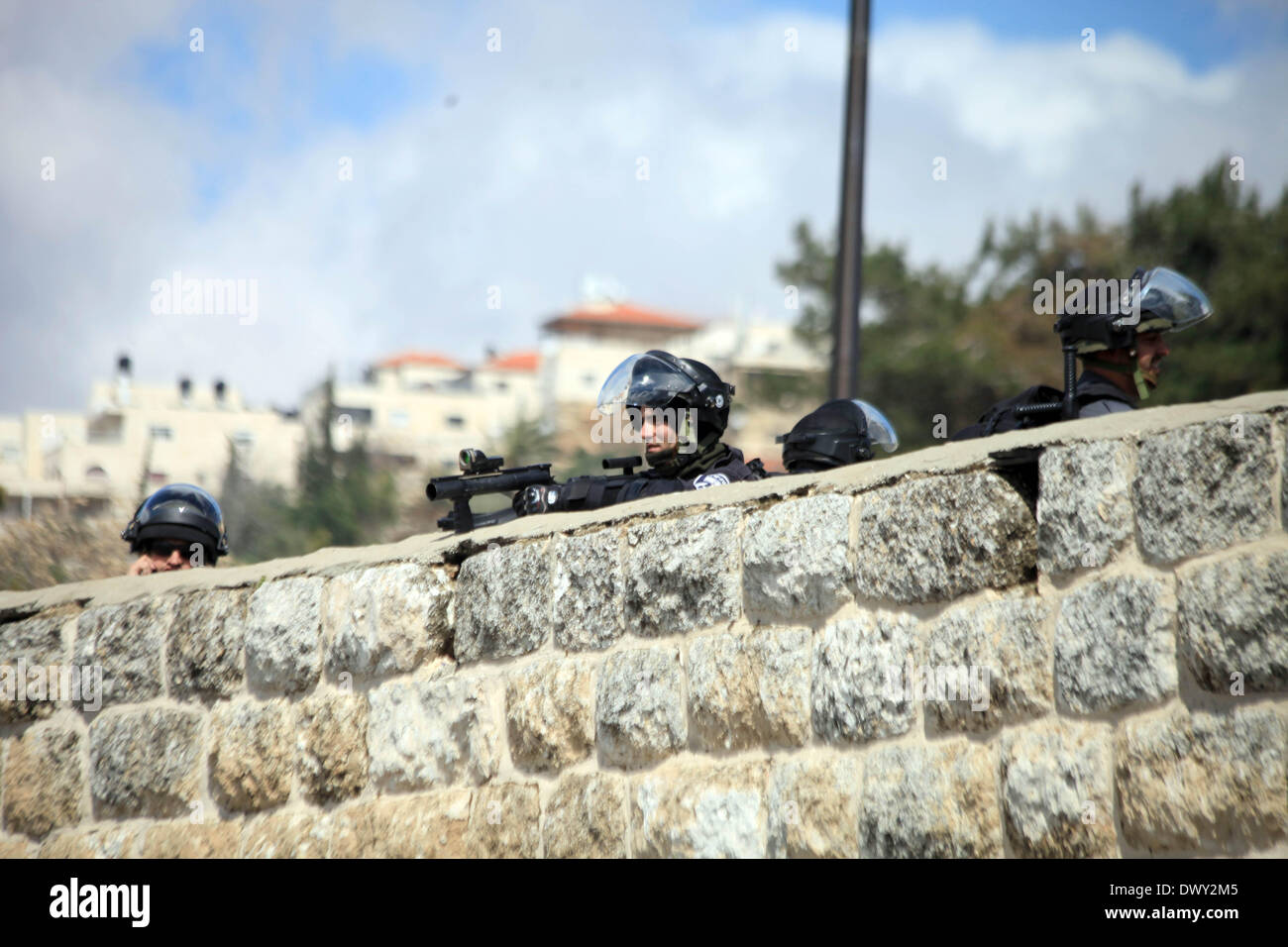 Jérusalem, Jérusalem, territoire palestinien. 14Th Mar, 2014. Des policiers israéliens montent la garde comme ils les fidèles de prier dans la mosquée Al-Aqsa de la ville, dans le quartier de Ras Al-Amoud à Jérusalem le 14 mars 2014. Israël restreint l'entrée pour la prière du vendredi à la mosquée al-Aqsa pour éviter d'éventuels affrontements Crédit : Saeed Qaq/APA Images/ZUMAPRESS.com/Alamy Live News Banque D'Images
