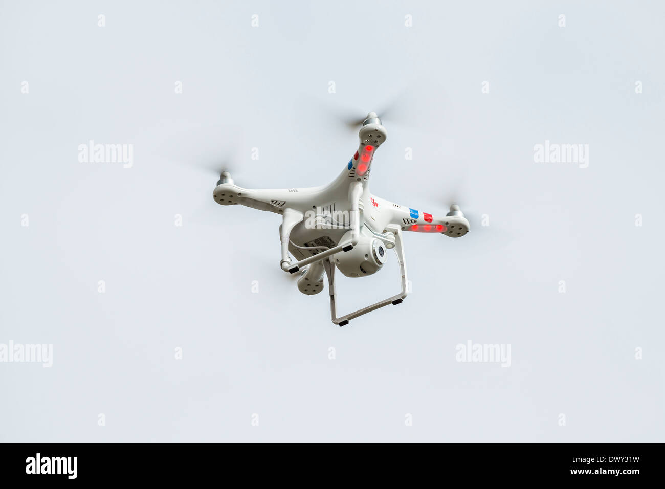 Commande à distance radio Drone en vol stationnaire de l'appareil photo-Victoria, Colombie-Britannique, Canada. Banque D'Images