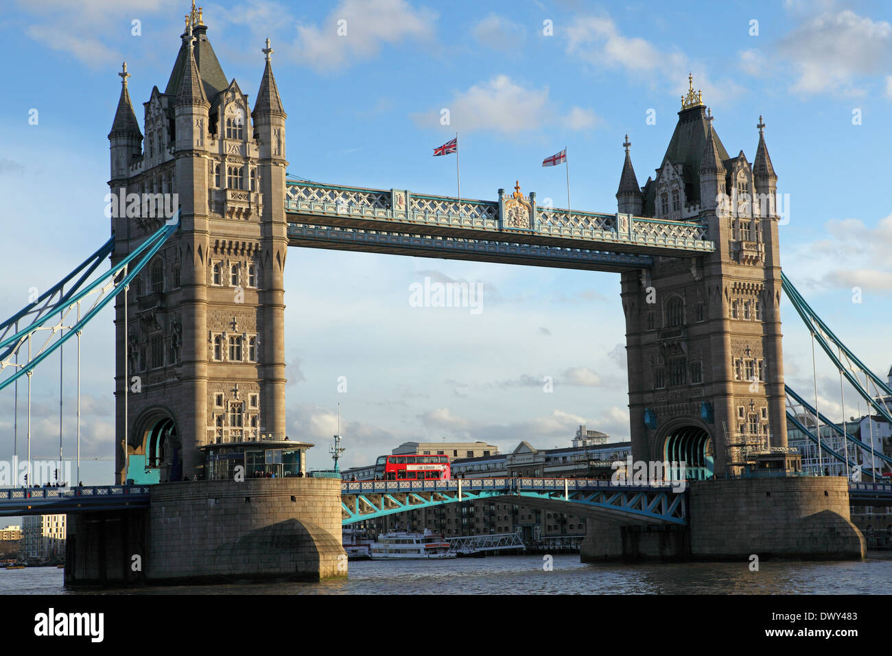 Un bus à impériale franchit le Tower Bridge à Londres, en Angleterre. Banque D'Images