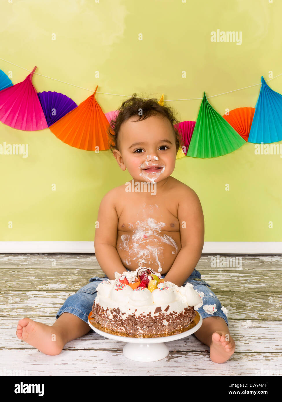 Adorable Bebe Africain Lors D Un Smash De Gateau Sur Son Premier Anniversaire Photo Stock Alamy