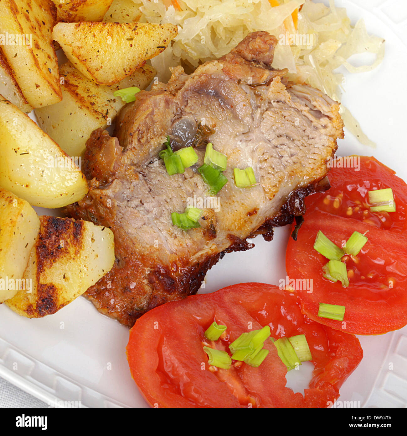 Rôti de porc aux pommes de terre et les tomates Photo Stock - Alamy