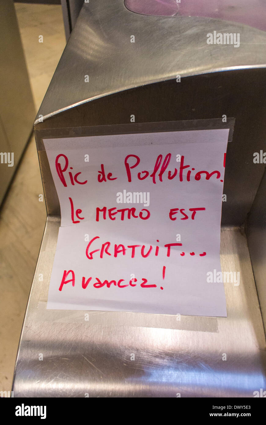Paris, France. Pollution de l'air, signe de transport public gratuit sur la machine à tourniquet de billet d'entrée de métro Banque D'Images