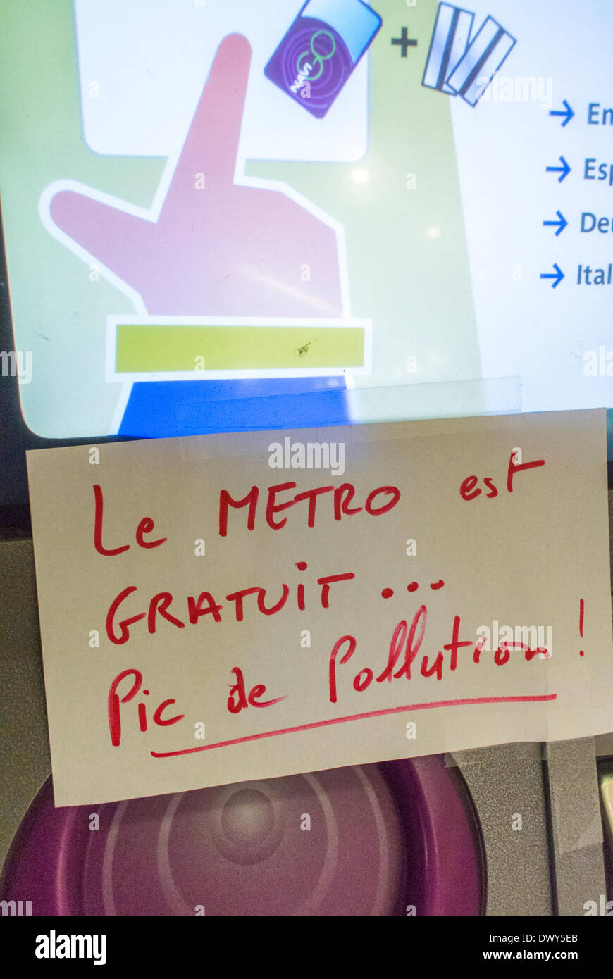 Paris, France. Pollution de l'air, transports publics gratuits sur le distributeur automatique de billets d'entrée du métro Banque D'Images