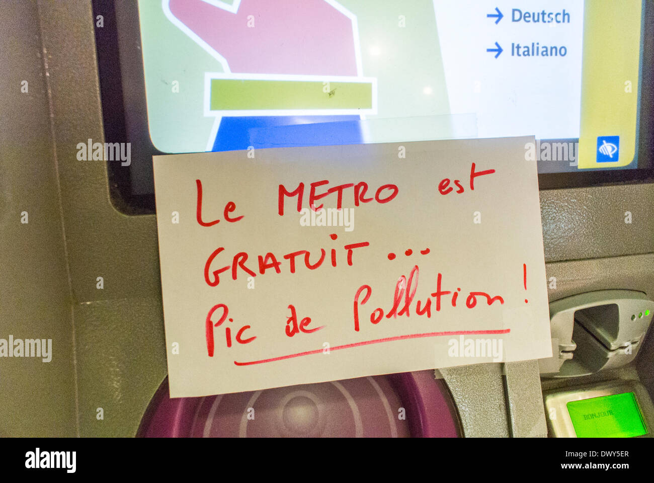 Paris, France. Pollution de l'air, transport public gratuit Sign On Metro Ticket distributeur, transport public environnement france Banque D'Images