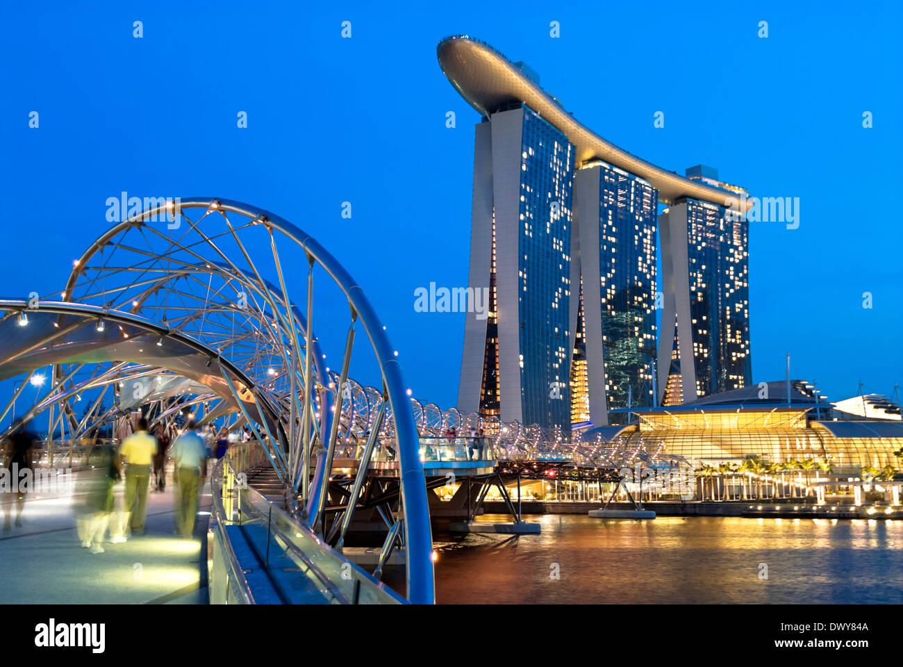 Image de nuit la nouvelle Marina Bay Sands Hotel and Casino à Singapour. Banque D'Images