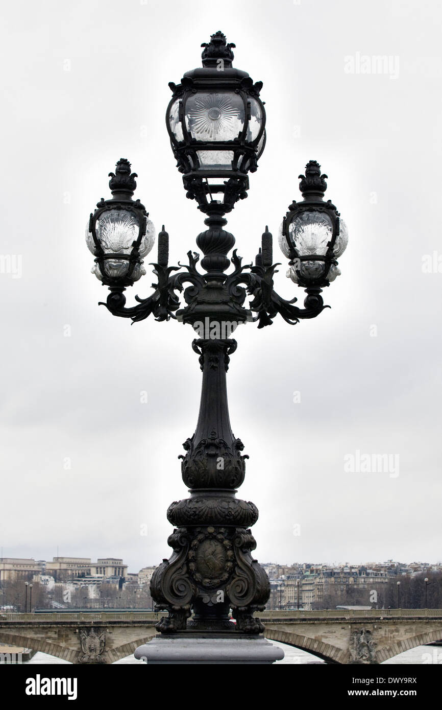 Lampe de rue sur un pont de Paris France Banque D'Images