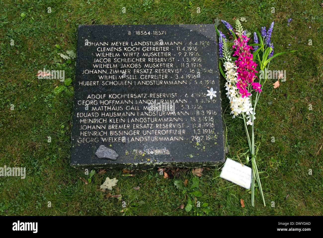 Mark Lange, en Belgique, d'une dalle tombe au cimetière Le cimetière militaire allemand Lange Mark Banque D'Images