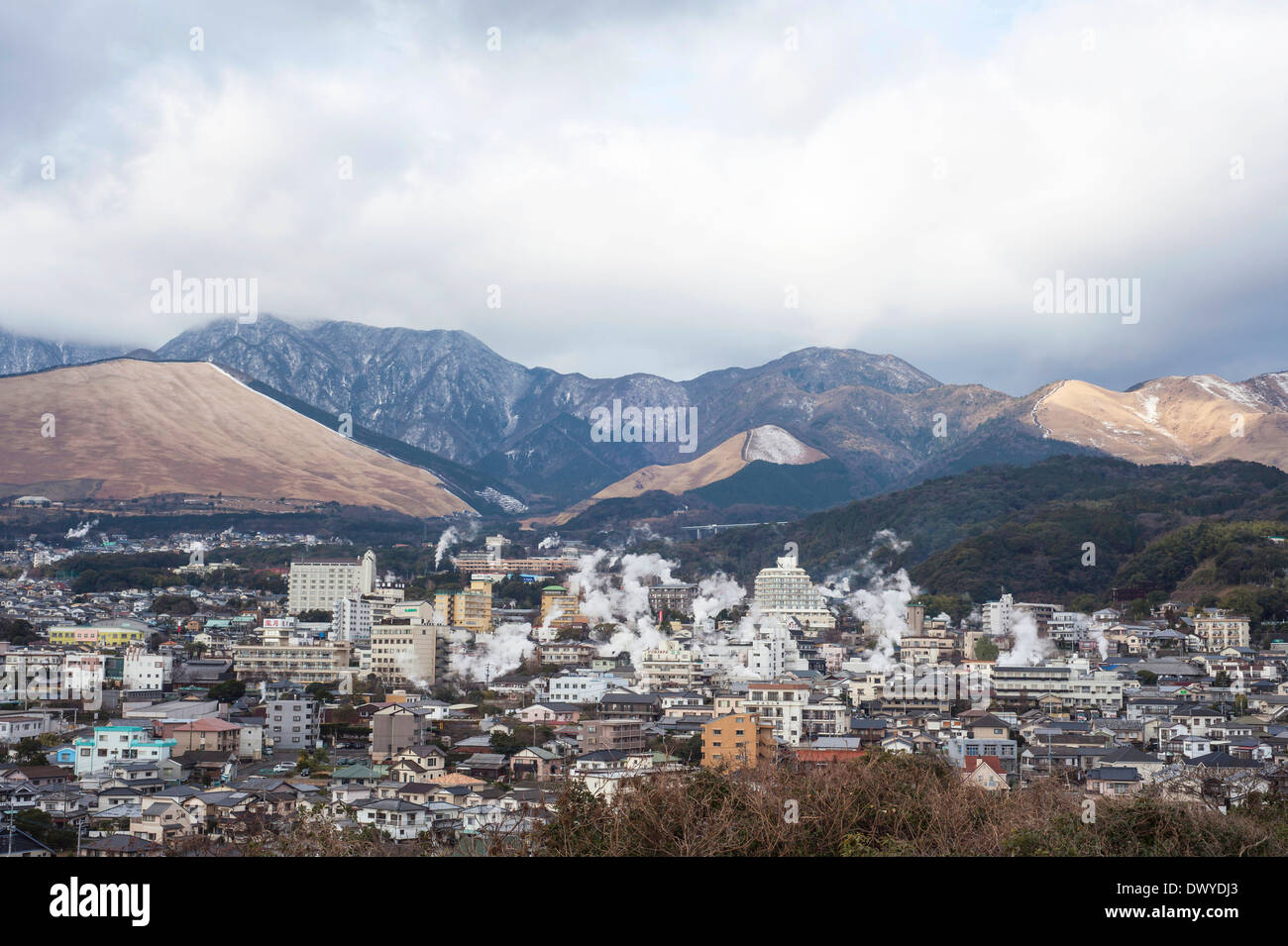 L'augmentation de vapeur à partir de sources chaudes dans la ville de Yufuin, Beppu, Oita Prefecture, Japan Banque D'Images