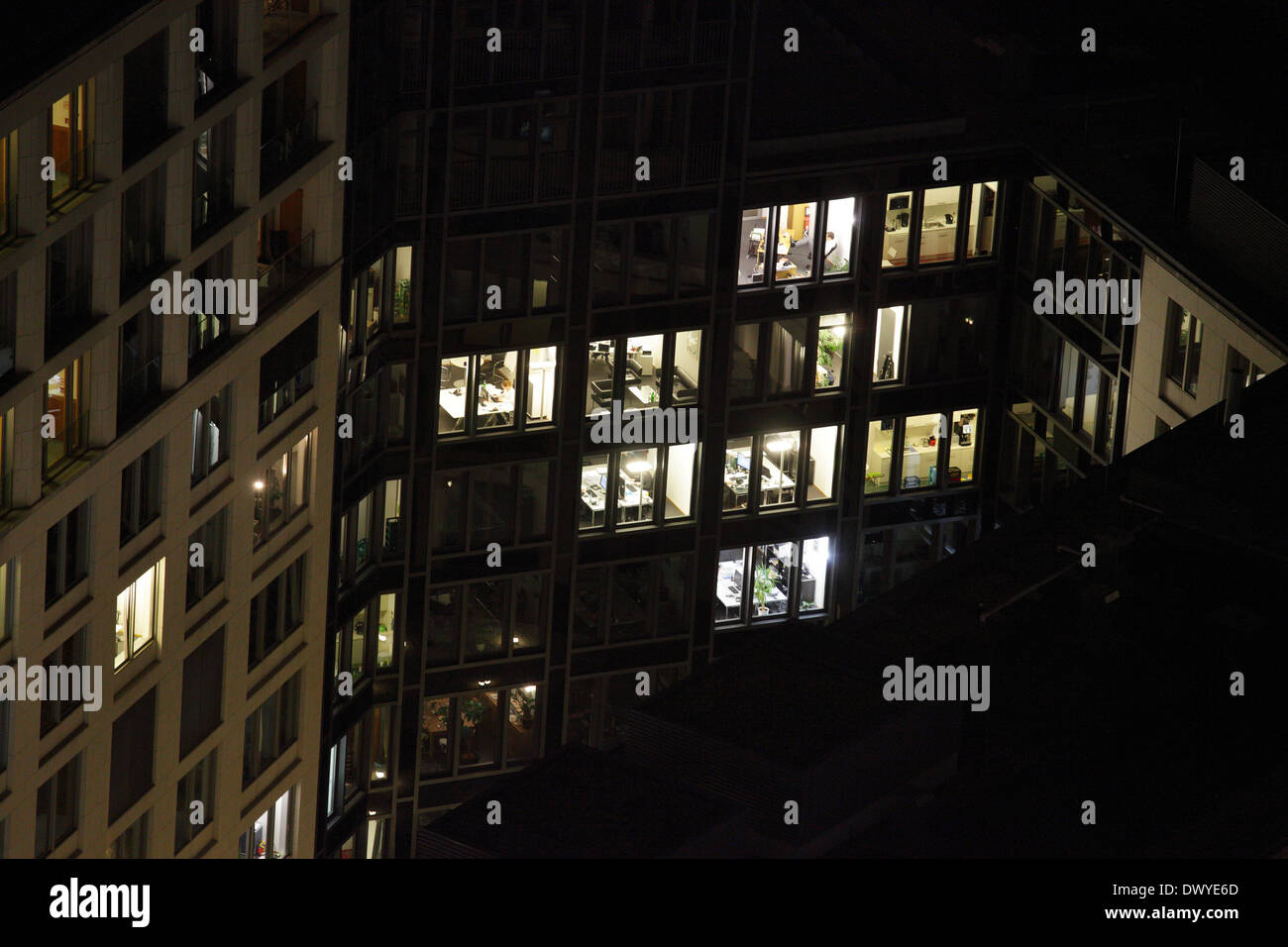 Berlin, Allemagne, les immeubles de bureaux avec fenêtres éclairées à la Leipziger Platz Banque D'Images