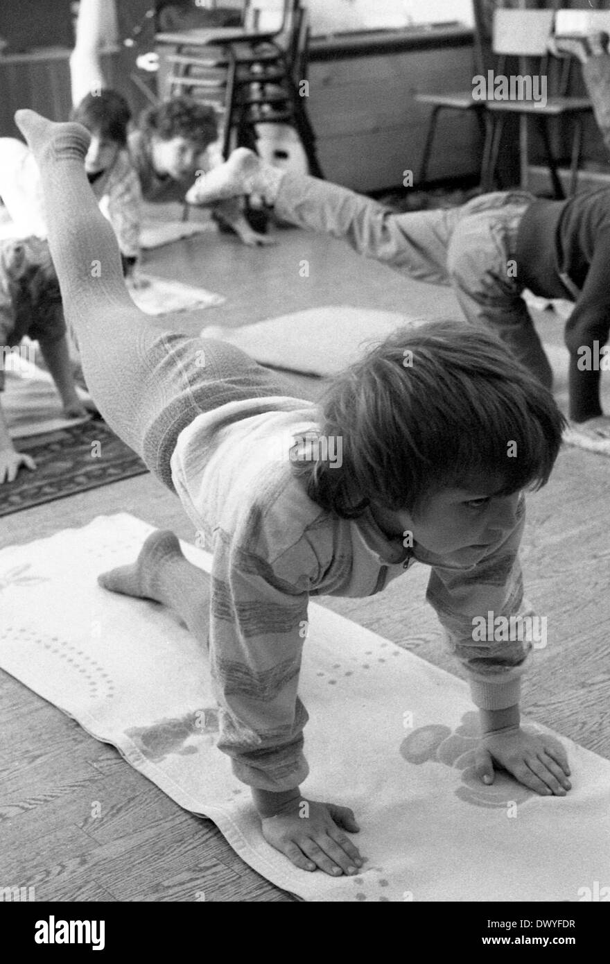 Berlin, RDA, pour faire du yoga dans une école maternelle Banque D'Images