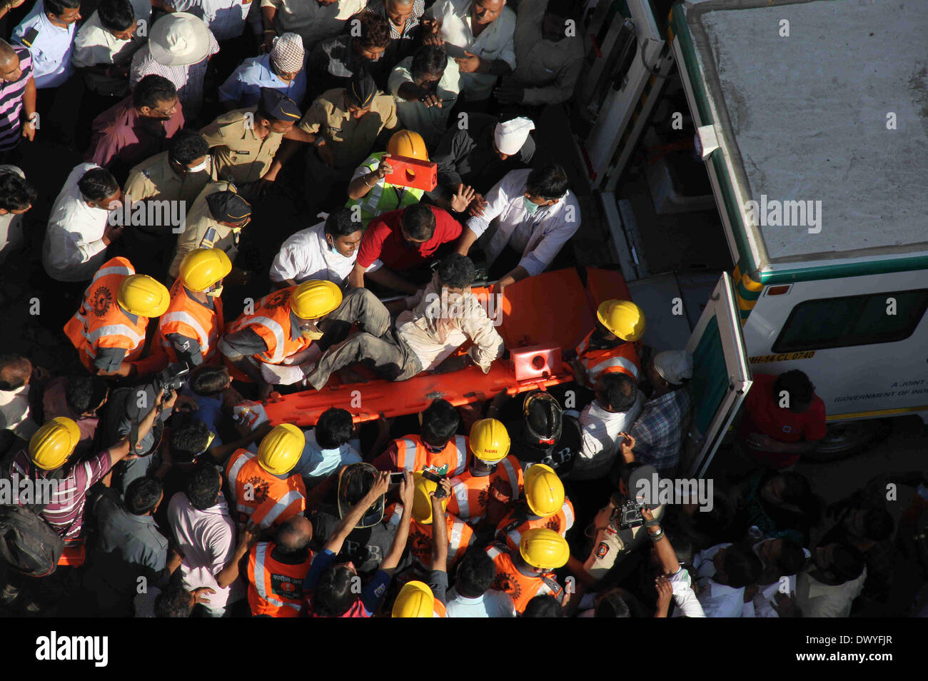 Mumbai, Inde. 14Th Mar, 2014. Les sauveteurs portent un blessé à l'ambulance à Mumbai, Inde, le 14 mars 2014. Au moins six personnes ont été tuées et plusieurs autres blessés lorsqu'un édifice de sept étages s'est effondré à Santa Cruz, dans la banlieue ouest de Mumbai vendredi matin, a dit la police indienne. Credit : Stringer/Xinhua/Alamy Live News Banque D'Images