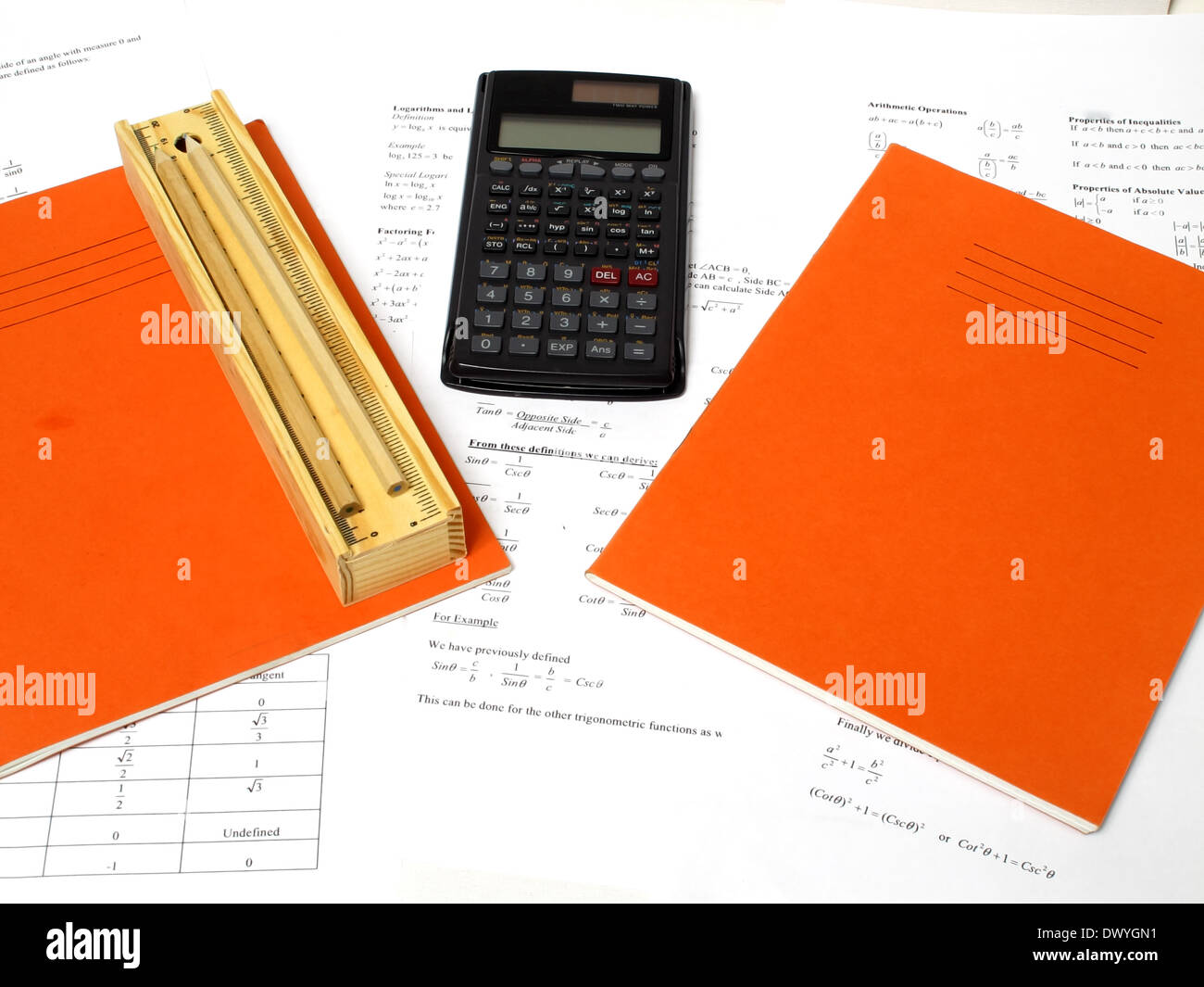 Une image montrant une calculatrice, un livre et une trousse avec quelques crayons Banque D'Images