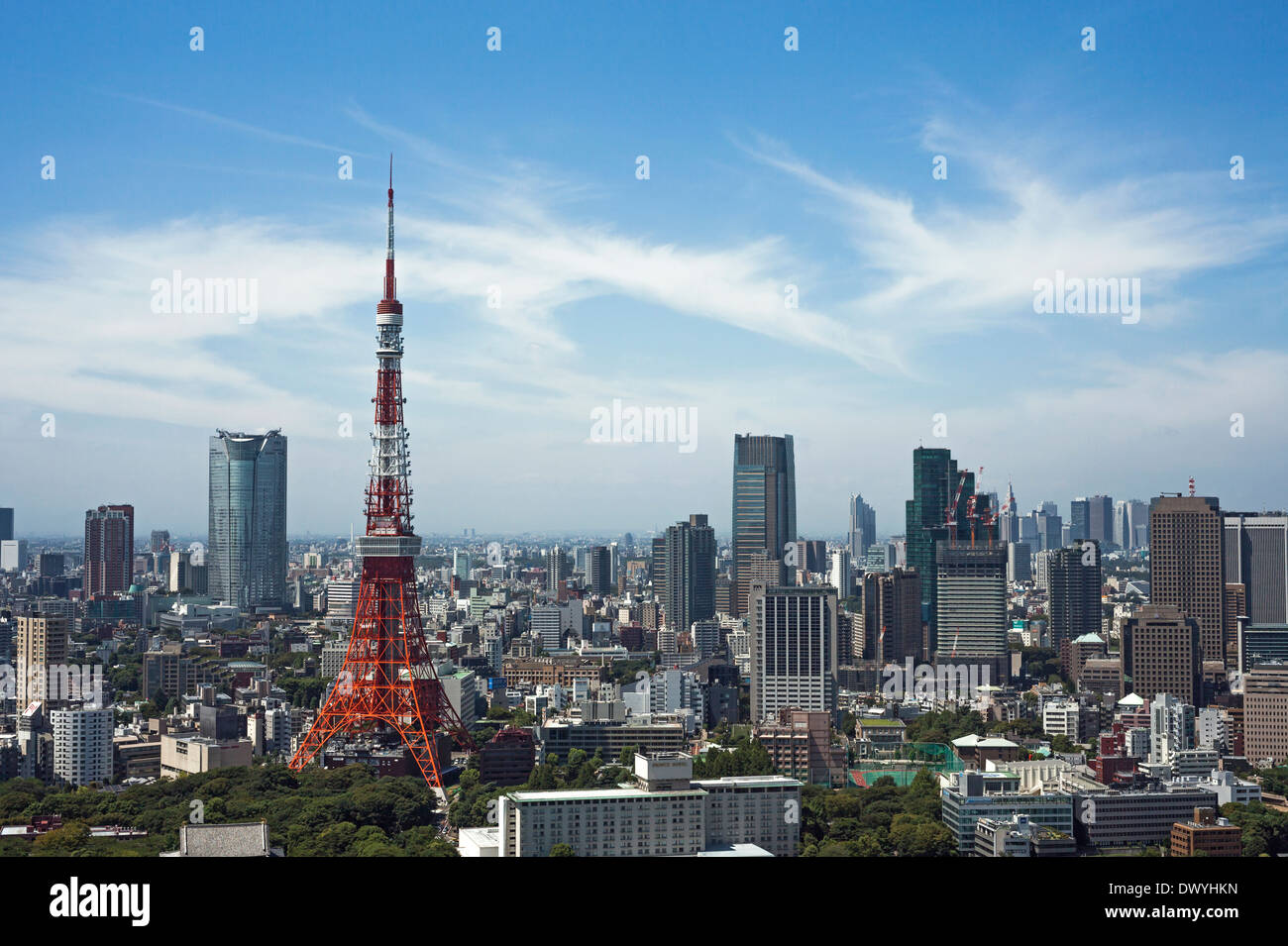 Gratte-ciel et la Tour de Tokyo, Japon Banque D'Images