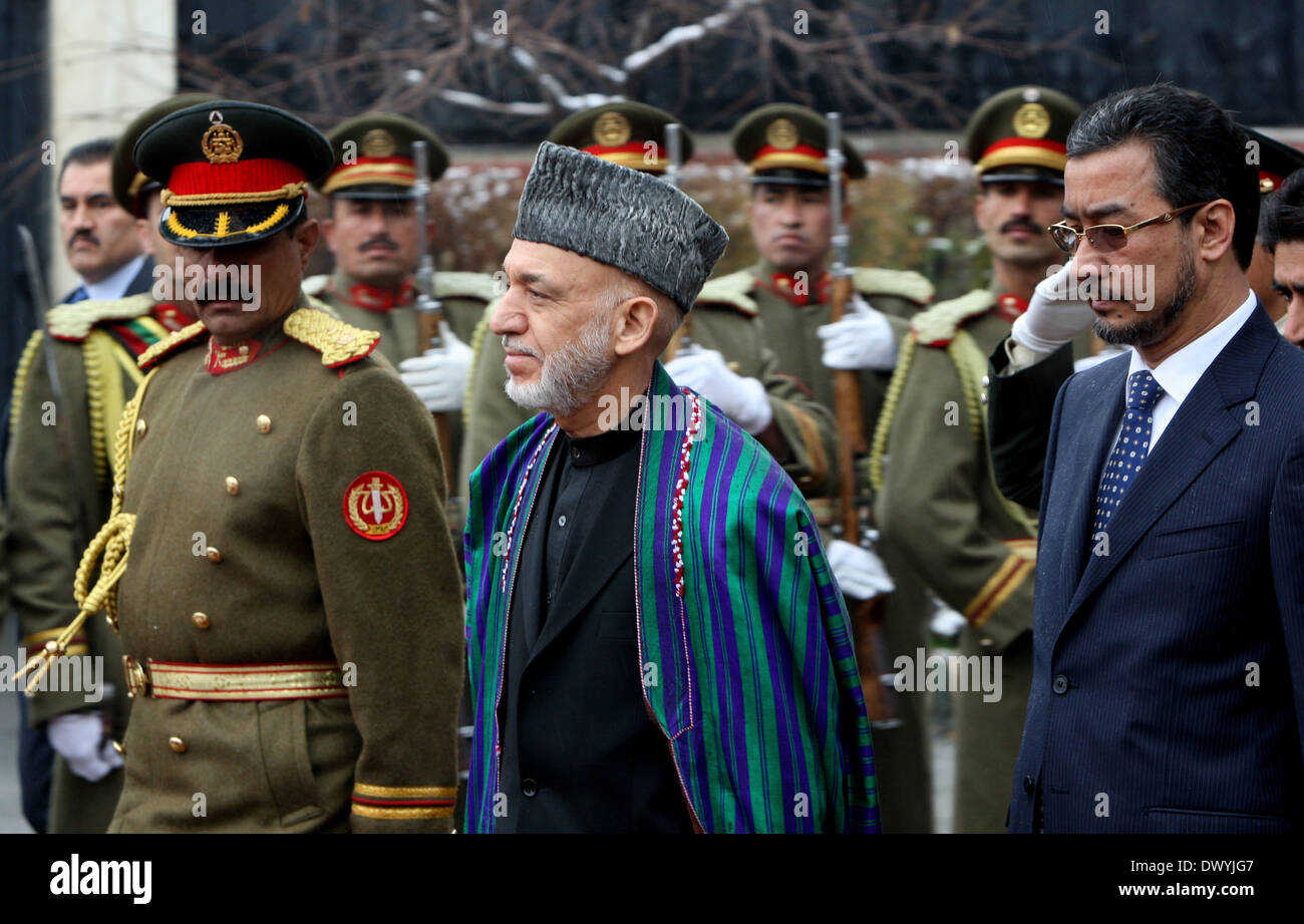 Kaboul, Afghanistan. Mar 15, 2014. Le président afghan Hamid Karzai (C) examine la garde d'honneur lors de la cérémonie d'ouverture de la quatrième année législative du parlement afghan à Kaboul, en Afghanistan, le 15 mars 2014. Le président afghan Hamid Karzaï a assuré le samedi les Afghans d'avoir une élection présidentielle libre et régulière qui est prévue pour le 5 avril, disant que les forces de sécurité sont tout à fait prêt à sécuriser les sondages. Credit : Ahmad Massoud/Xinhua/Alamy Live News Banque D'Images