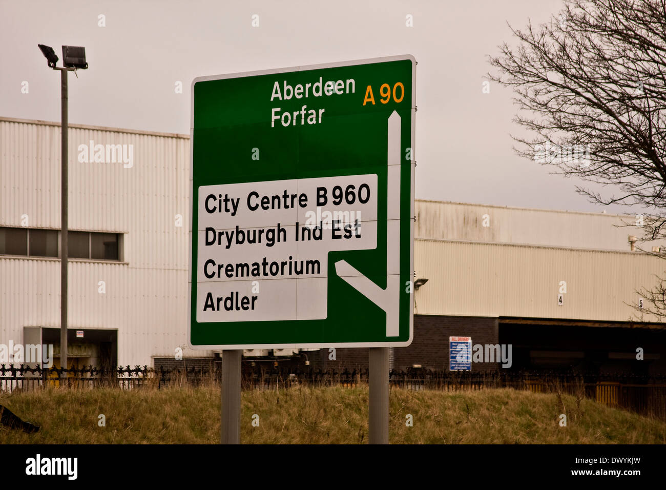 Panneau routier directionnel au Dryburgh Industrial Estate désactiver le long de la route à l'ouest de Kingsway à Dundee, Royaume-Uni Banque D'Images